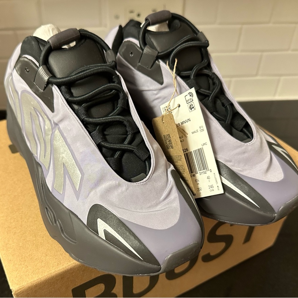 Yeezy 700 MNVN (Unisex)